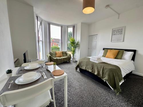 Kidderminster Apartment | THE SPRINGFIELD SUITE - ONE BEDROOM APARTMENT - KIDDERMINSTER CENTRAL - SLEEPS 3 GUESTS - PARKING INCLUDED - WEST MIDLANDS SAFARI PARK LOCATIOn