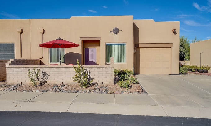 Green Valley House | "The Springs" HOA. Walk to pool and gym.