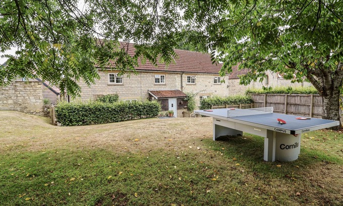 Sherborne Cottage | THE STABLE HOUSE, pet friendly, with hot tub in Sherborne