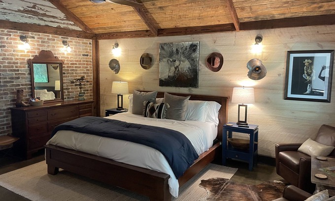 Folsom Apartment | The Stables at Giddy Up Folsom Western Room B