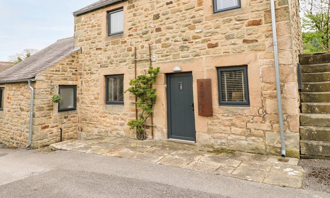 Beeley Cottage | THE STABLES, family friendly, with hot tub in Rowsley