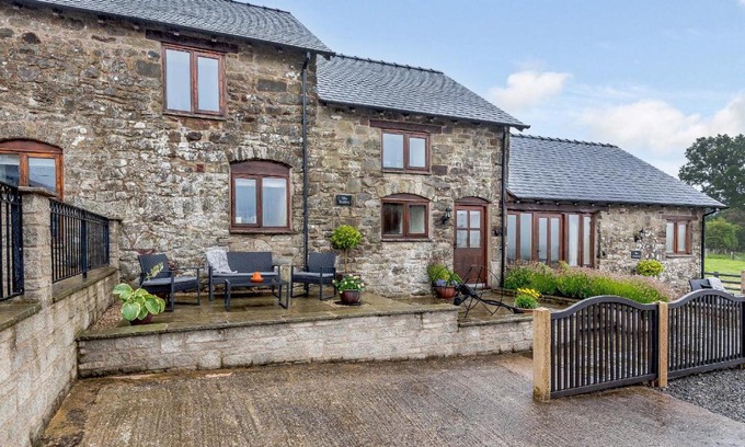 Welshpool House | The Stables
