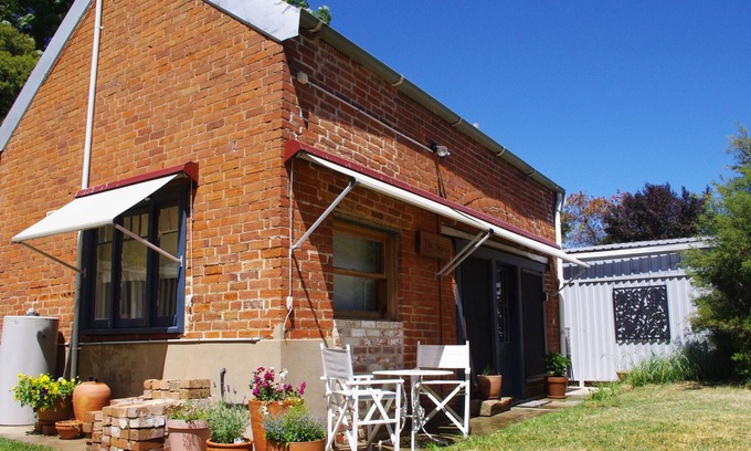 Bathurst Cottage | The Stables - Historic cottage (C1890)