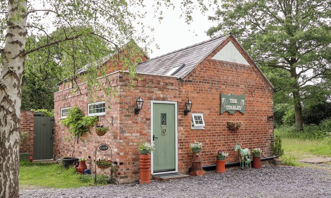 Chester Cottage | THE STABLES, pet friendly, with a garden in Chester