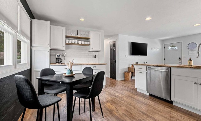 Ashwaubenon House | The Stadium View - Walking Distance to Everything!