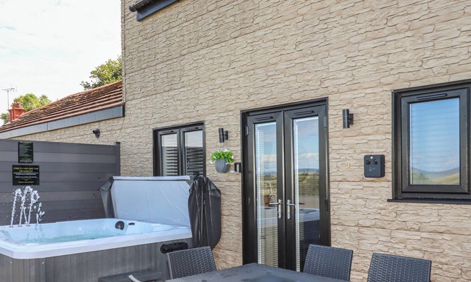 Gronant Cottage | THE STARGAZER, with hot tub in Gronant