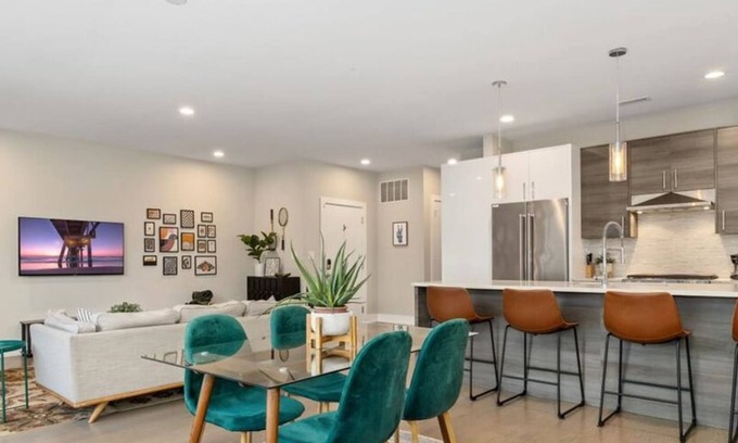 Pilsen Condo | The Suite Spot Eclectic Modern Central Sleeps 6