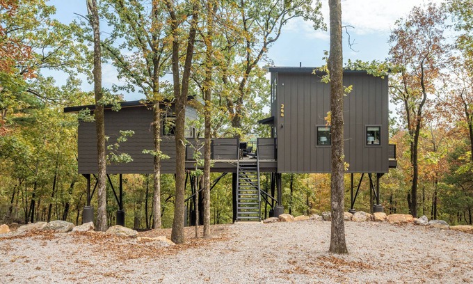 Hot Springs Cabin | The Sun Treehouse, Hot Tub, Sleeps 8