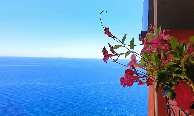 Bergeggi Apartment | The Sundevilla Designer Penthouse with sea view terrace, parking space and pool