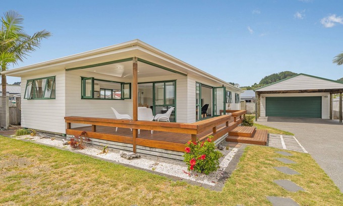 Cooks Beach House | The Sunny Bach - Cooks Beach Holiday Home