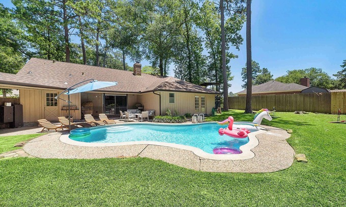 Huntsville House | The Sunset | Pool, BBQ & Lounge | Family Fun Spot!