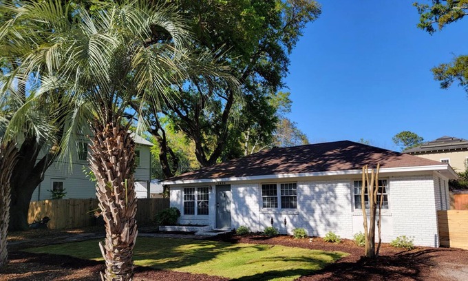 Old Village House | THE SURF SHACK +2.5 BR/3 BA/Old Mt. Pleasant near beaches, EVERYTHING!