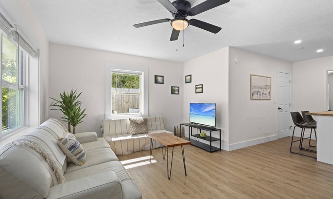 River District Apartment | The Surf Suite | Near AMI | Near IMG | Patio | TV