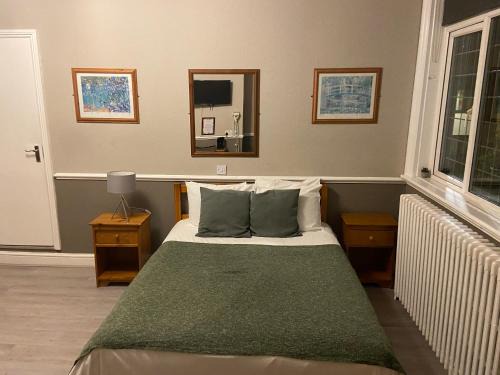 London Borough of Hounslow Hotel | The Swan Inn Pub