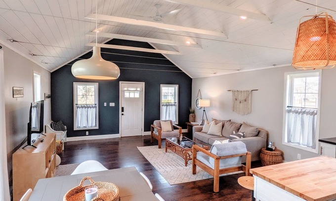 Three Oaks House | The Sycamore Cottage - 2 BR & 1.5 Bath - Hot Tub - Steps to Downtown