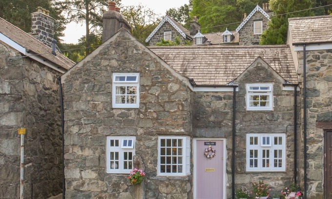 Dolgellau Cottage | THE TOLL HOUSE, pet friendly, character holiday cottage in Dolgellau