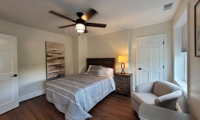 Tazewell Apartment | The Traveler on Main Suite #12- Across the Street from Back of the Dragon!