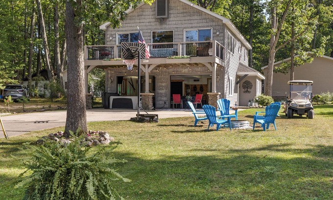 Higgins Lake House | The Treehouse @ Higgins Lake-HOT TUB- Fireplace-PetFriendly-3 min to the lake