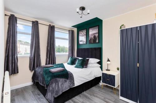 Niddrie House | The Urban Nest - Vibrant 3 Bed Home with Garden