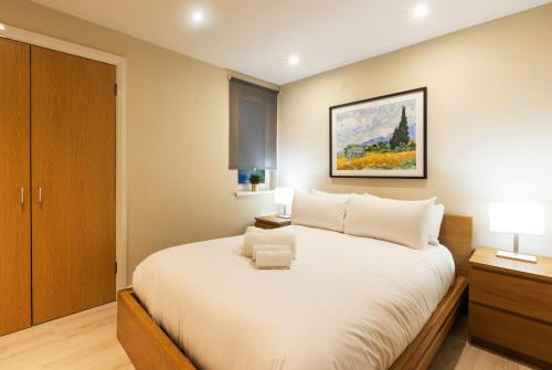 Belfast Apartment | The Van Gogh - Unique 1 bd -Gold Short Term Stays
