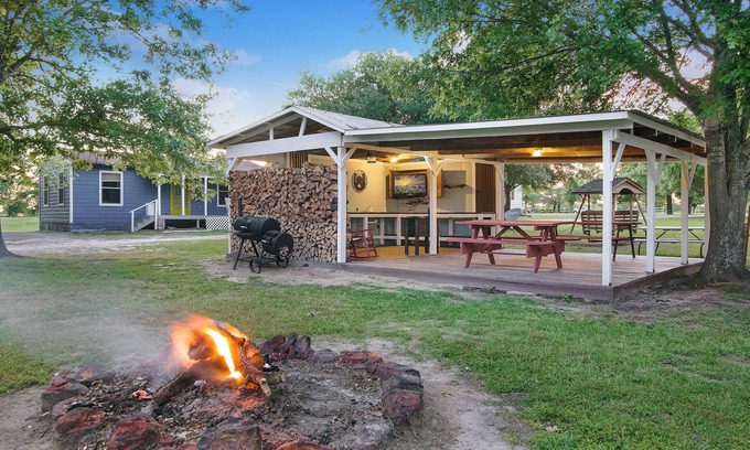 Grand Saline House | The Venue at Three Points - Pappy's Shack