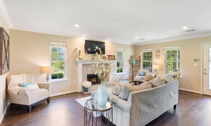 New Ulm Cottage | The Vine - Elegant "Wild Rose" Cottage on Vineyard with Private Lake, Sleeps 4