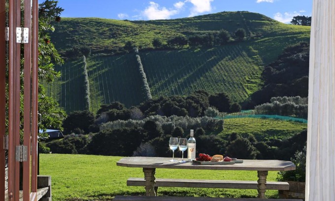 Onetangi Ski Chalet | The Vineyard Cottage - Stay Waiheke