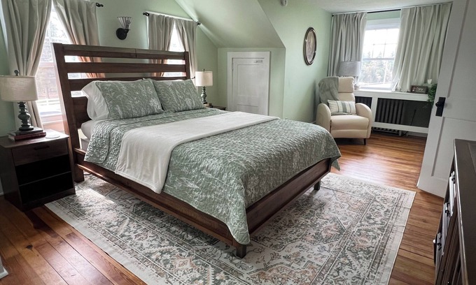 Elizabethtown House | The Vintage on Market, w/Pool, near Hershey, Ironstone Ranch & Spooky Nook