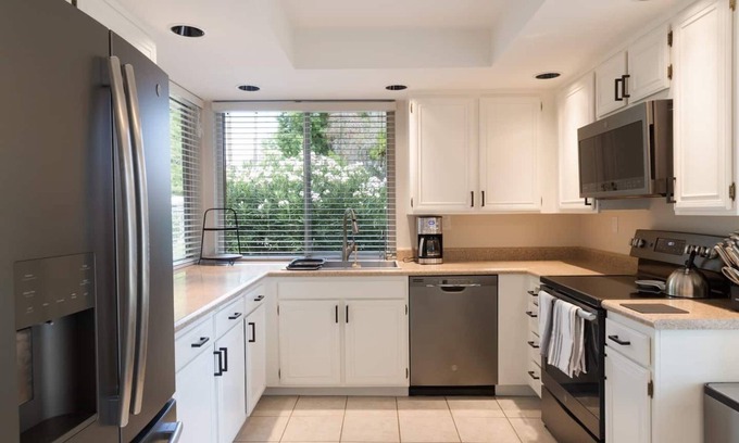 Sunrise Villas Villa | The Vista House, a Desert Escape, Heated Pool+Hottub|Pickleball|6 min to Old Town