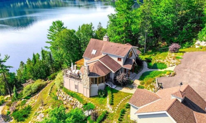 Val-des-Monts Ski Chalet | The Vista - Magnificent Waterfront & Hot Tub