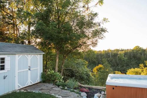 Ameliasburgh House | The Vue - Nestled by Roblin's Lake with a Hot Tub