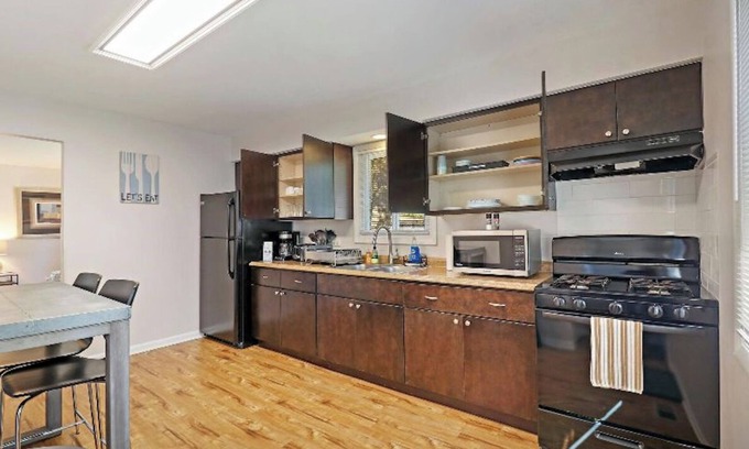 Waukegan House | The Walnut Ranch close to Vista East Medical Center and Great Lakes Naval Base