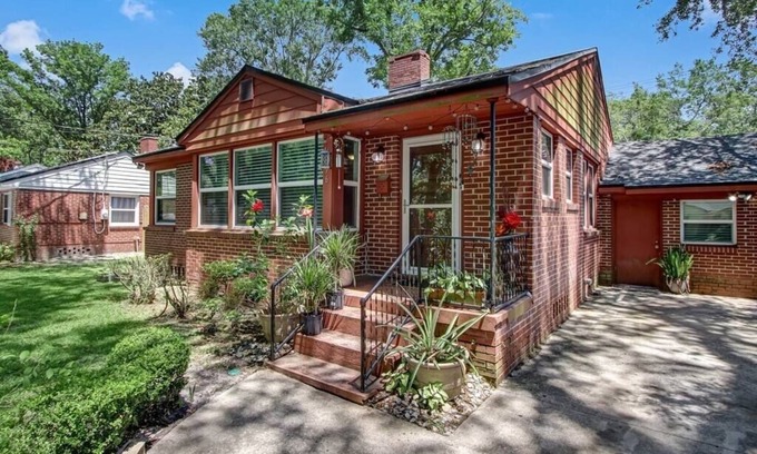 Murray Hill House | The Water Oak Bungalow quaint and cozy Murray Hill Riverside Home close downtown