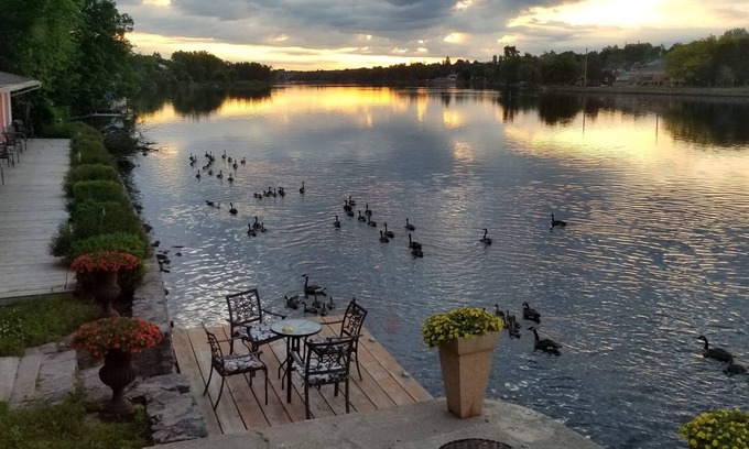 Campbellford Hotel | The Water's Edge Inn