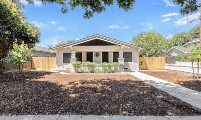 Visalia House | The Watson Suite Near DT Visalia, SNP!