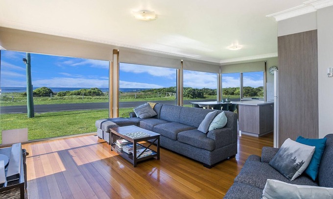 Port Fairy House | The Waves - Sit Back And Watch The Waves Roll In