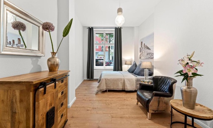 Friedrichshain Apartment | The Weichsel - Group Flat in Central Berlin, Family-Friendly, 3BR, 2 bath rooms, 4- 6 Guests