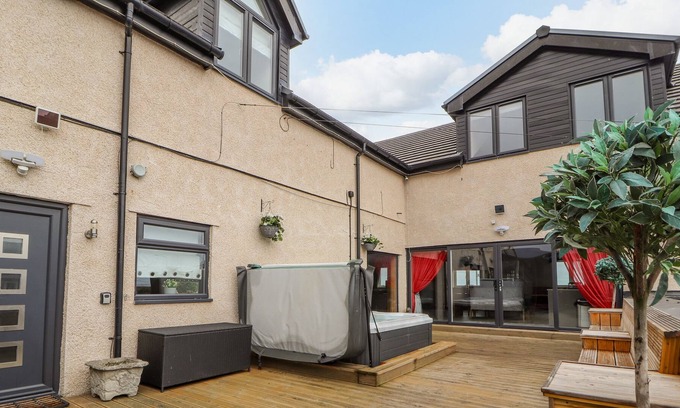 Towyn Apartment | THE WENDOVER, family friendly, luxury holiday cottage in Towyn