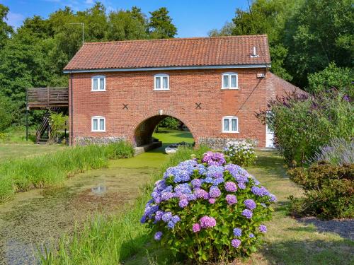 Irstead House | The Wherry Arch