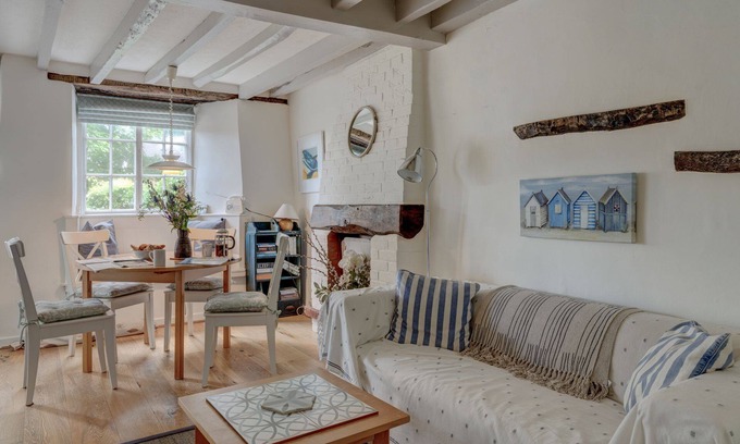 Woodstock Cottage | The White Cottage | Woodstock Holiday Let | 2 Beds & Sleeps 3