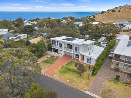 Carrickalinga House | The White House - 6 Bennett Street