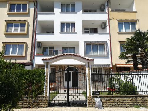 Primorsko House | The White house! A good pleace for rest!