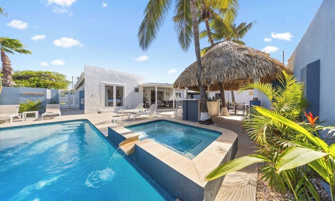 Washington Villa | The White House | Fenced Pool Escape by Lucha