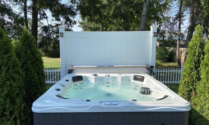 New Buffalo House | The White House - spacious 5 bedroom, with hot tub - blocks from everything!