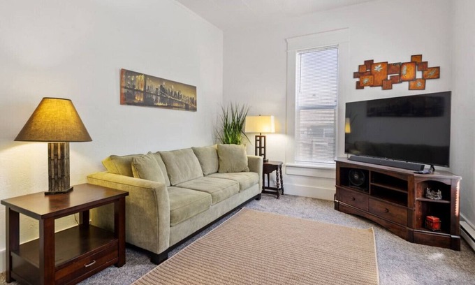 Market District House | The White Lotus: 2 mi to U of O/Downtown