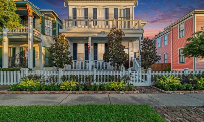 Galveston House | The White Pelican Inn-Trolley, a 5 Minute Walk, Stops at Seawall/Beach!