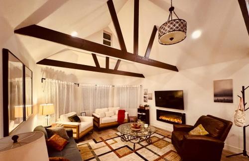 Sugarloaf House | The Wildflower Cottage with AC Firepit with BBQ!