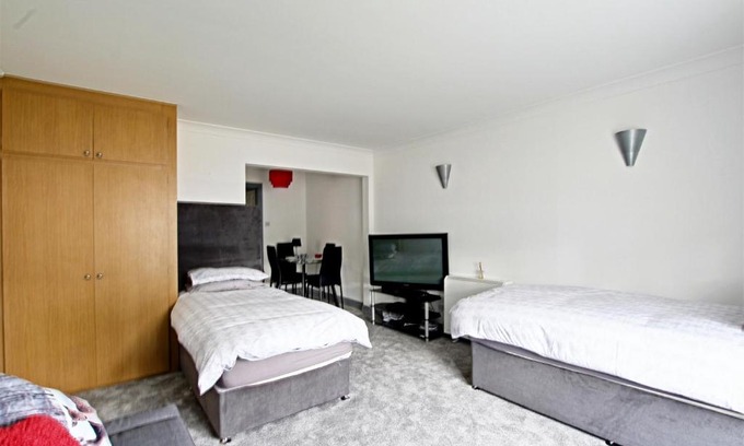 Crawley City Centre Apartment | The Willows