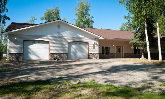 Big Lake House | The Wise Raven Retreat, Peaceful and Spacious Home in Big Lake on a forested lot