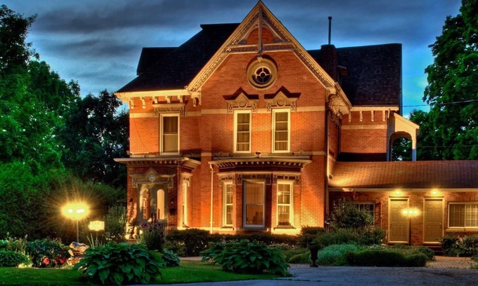 Gananoque Hotel | The Woodview Inn